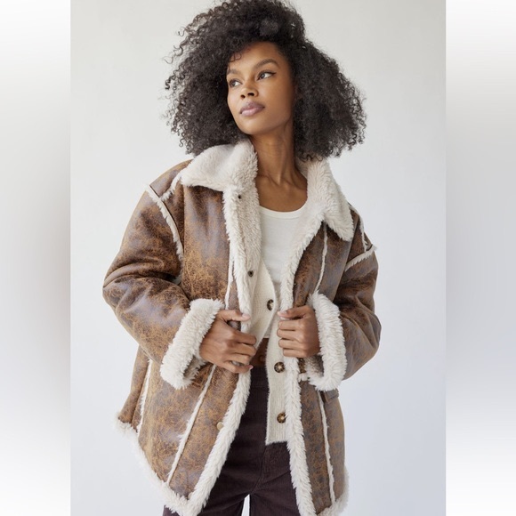 Urban Outfitters Jackets & Blazers - Urban Outfitters Leigh Oversized Faux Suede Sherpa Jacket Medium